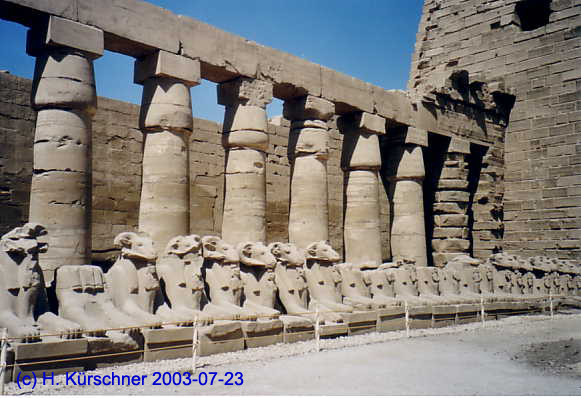 Widderk&ouml;pfige Sphinxen im 1. Hof